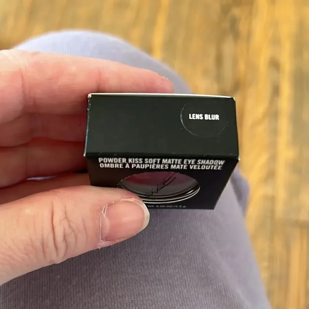 Mac Powder Kiss Soft Matte Eyeshadow Lens Blur